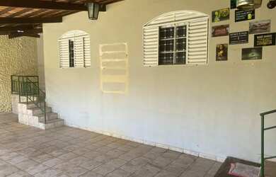 Imagem: A casa possui 4 Dormitórios, 3 Banheiros, 3 Vagas na garagem