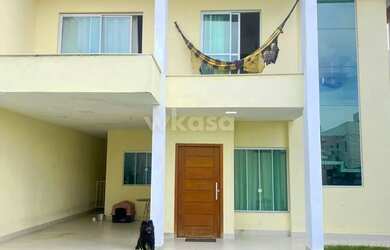 Imagem: A casa possui 3 Dormitórios, 2 Banheiros, 2 Vagas na garagem