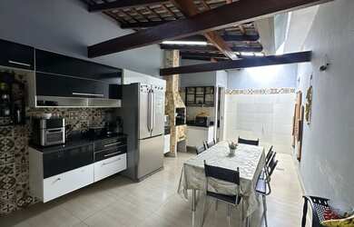 Imagem: A casa possui 3 Dormitórios, 2 Banheiros, 2 Vagas na garagem