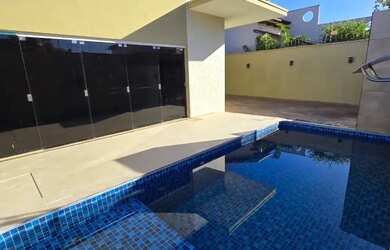 Imagem: A casa possui 4 Dormitórios, 5 Banheiros, 4 Vagas na garagem