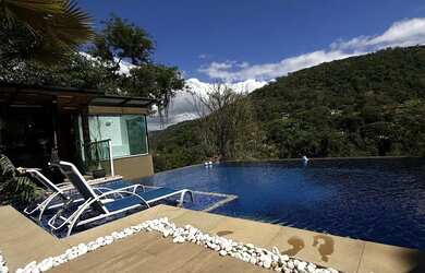 Imagem: A casa possui 3 Dormitórios, Acomodam 10 pessoas e 5 Vagas