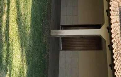 Imagem: A casa e possui 3 Dormitórios, 2 Banheiros, 4 Vagas na garagem