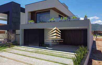 Imagem: A casa possui 3 Dormitórios, 5 Banheiros, 4 Vagas na garagem