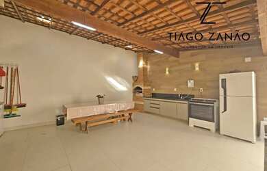 Imagem: A casa possui 3 Dormitórios, 2 Banheiros, 2 Vagas na garagem