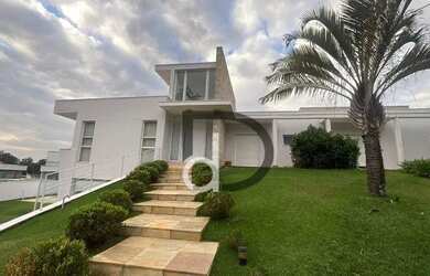 Imagem: A casa em condomínio possui 4 Dormitórios, 5 Banheiros, 5