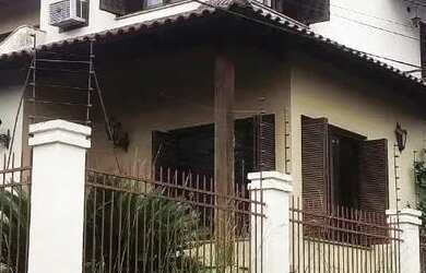 Imagem: A casa possui 4 Dormitórios, 3 Banheiros, 2 Vagas na garagem