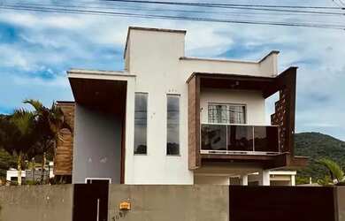 Imagem: A casa possui 3 Dormitórios, 2 Banheiros, 2 Vagas na garagem