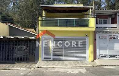 Imagem: A casa possui 3 Dormitórios, 2 Banheiros, 2 Vagas na garagem