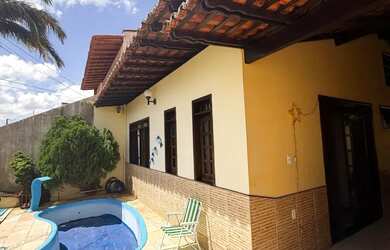 Imagem: A casa possui 3 Dormitórios, 3 Banheiros, 2 Vagas na garagem