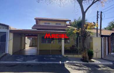 Imagem: A casa possui 3 Dormitórios, 2 Banheiros, 2 Vagas na garagem