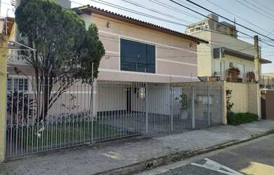 Imagem: A casa possui 3 Dormitórios, 2 Banheiros, 4 Vagas na garagem