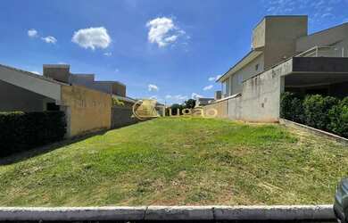 Imagem: O terreno possui 400m² de Área e está localizado em Loteamento