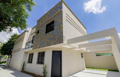 Imagem: A casa possui 3 Dormitórios, 2 Banheiros, 2 Vagas na garagem