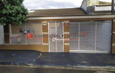 Imagem: A casa possui 3 Dormitórios, 3 Banheiros, 3 Vagas na garagem