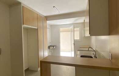 Imagem: O apartamento possui 1 Dormitório, 1 Banheiro, 1 Vaga na garagem