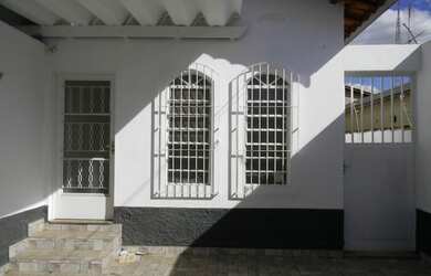 Imagem: A casa possui 2 Dormitórios, 1 Banheiro, 2 Vagas na garagem