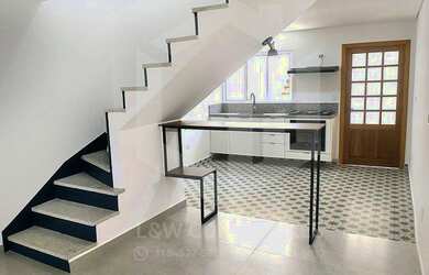 Imagem: A casa à venda possui 2 Dormitórios, 3 Banheiros, 1 Vaga na