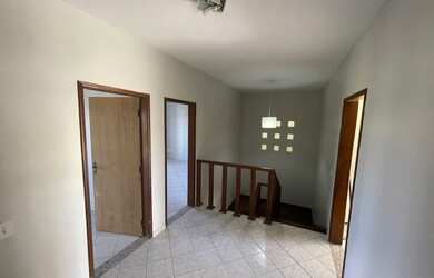 Imagem: A casa possui 5 Dormitórios, 5 Banheiros, 4 Vagas na garagem