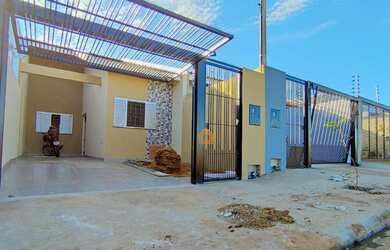 Imagem: A casa à venda possui 3 Dormitórios, 1 Banheiro, 1 Vaga na