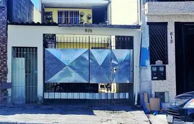 Imagem: A casa possui 2 Dormitórios, 2 Banheiros, 2 Vagas na garagem