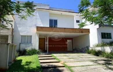 Imagem: A casa possui 3 Dormitórios, 4 Banheiros, 2 Vagas na garagem