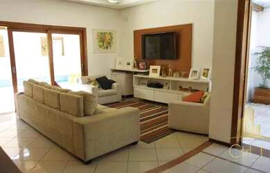 Imagem: A casa possui 4 Dormitórios, 4 Banheiros, 4 Vagas na garagem