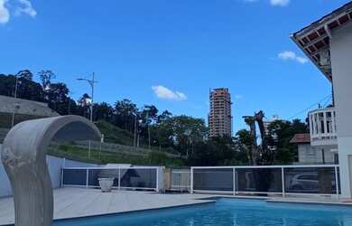 Imagem: A casa possui 3 Dormitórios, 4 Banheiros, 5 Vagas na garagem