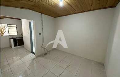 Imagem: A casa possui 3 Dormitórios, 1 Banheiro, 1 Vaga na garagem