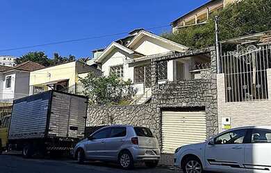 Imagem: A casa possui 3 Dormitórios, 1 Banheiro, 348m² de Área e