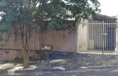 Imagem: A casa possui 2 Dormitórios, 1 Banheiro, 1 Vaga na garagem