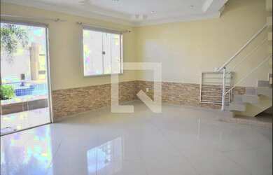 Imagem: A casa possui 4 Dormitórios, 3 Banheiros, 1 Vaga na garagem