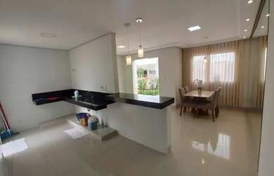 Imagem: A casa possui 2 Dormitórios, 1 Banheiro, 2 Vagas na garagem