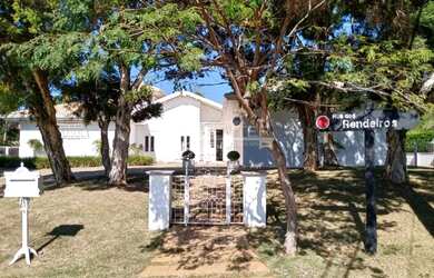 Imagem: A casa em condomínio possui 5 Dormitórios, 5 Banheiros, 900m²