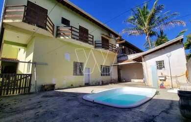 Imagem: A casa possui 4 Dormitórios, 3 Banheiros, 2 Vagas na garagem