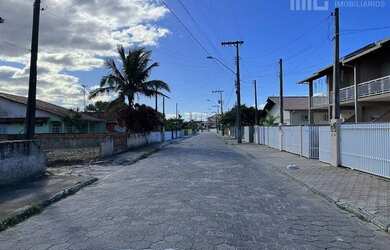 Imagem: A casa possui 2 Dormitórios, 1 Banheiro, 2 Vagas na garagem