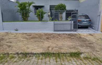 Imagem: A casa possui 3 Dormitórios, 3 Banheiros, 3 Vagas na garagem