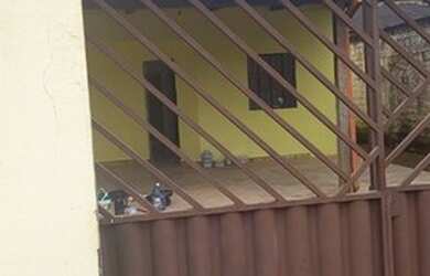 Imagem: A casa possui 2 Dormitórios, 1 Banheiro, 2 Vagas na garagem