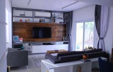 Imagem: A casa possui 4 Dormitórios, 4 Banheiros, 5 Vagas na garagem