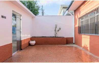 Imagem: A casa possui 2 Dormitórios, 1 Banheiro, 2 Vagas na garagem