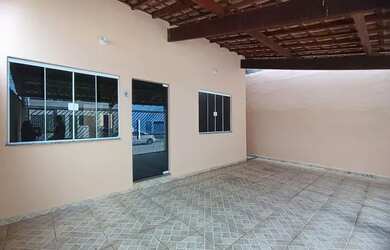 Imagem: A casa possui 2 Dormitórios, 2 Banheiros, 2 Vagas na garagem