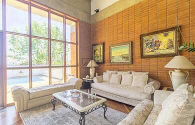 Imagem: A casa possui 4 Dormitórios, 5 Banheiros, 4 Vagas na garagem