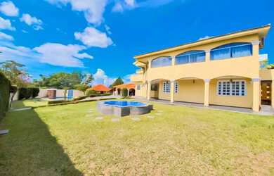 Imagem: A casa em condomínio possui 5 Dormitórios, 5 Banheiros, 3