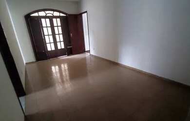 Imagem: A casa possui 4 Dormitórios, 2 Banheiros, 2 Vagas na garagem