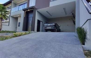 Imagem: A casa possui 3 Dormitórios, 2 Banheiros, 4 Vagas na garagem