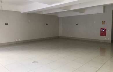 Imagem: O depósito possui 3 Vagas na garagem, 130m² de Área e está