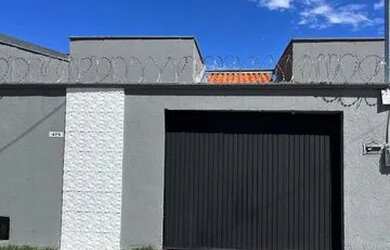 Imagem: A casa possui 2 Dormitórios, 2 Banheiros, 2 Vagas na garagem