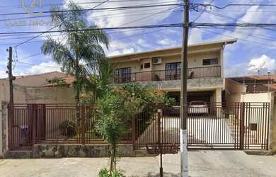 Imagem: A casa possui 4 Dormitórios, 2 Banheiros, 5 Vagas na garagem