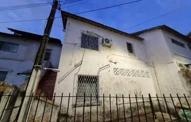 Imagem: A casa possui 2 Dormitórios, 1 Banheiro, 2 Vagas na garagem