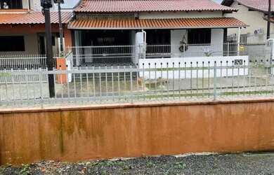 Imagem: A casa possui 2 Dormitórios, 2 Banheiros, 2 Vagas na garagem