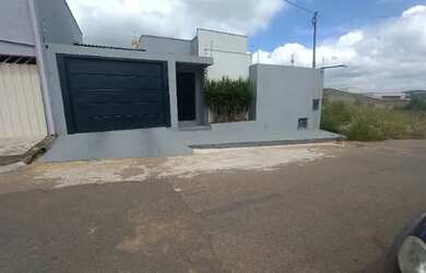 Imagem: A casa possui 2 Dormitórios, 2 Banheiros, 2 Vagas na garagem